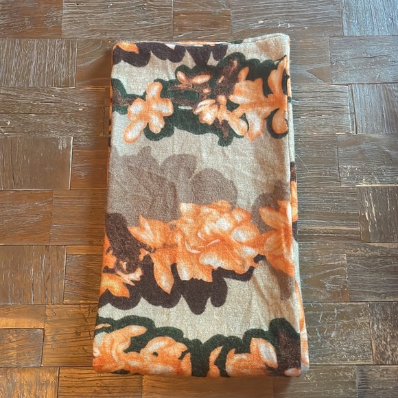 Madison 88 Wool Blend Floral Infinity Wrap Scarf🖤 - Picture 4 of 5